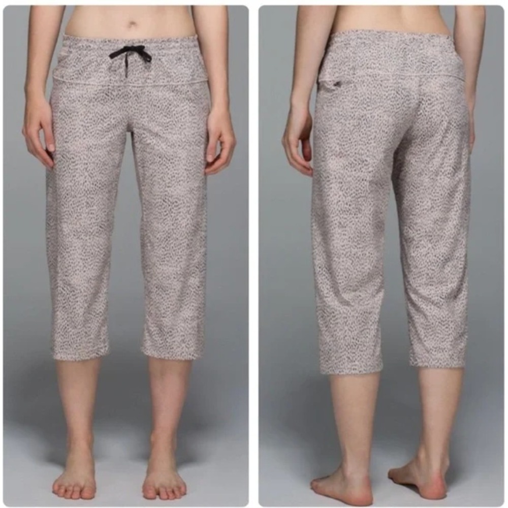 Lululemon Step Lively Crop Dottie Dash Grain Black Capri Pants siz 4‎